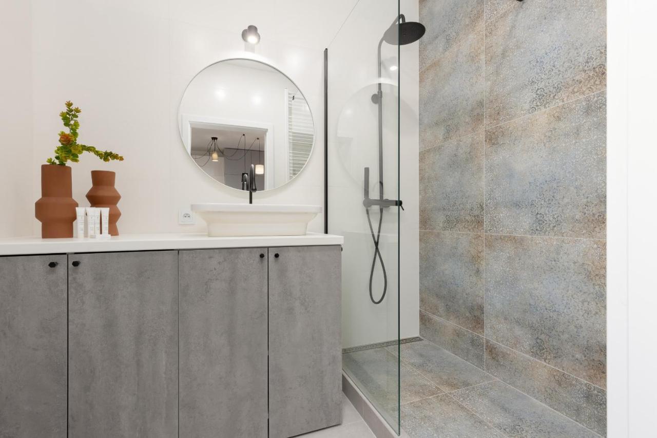 Modern Elegance With Parking & Ac, Next To Manufaktura By Renters Prestige Apartment