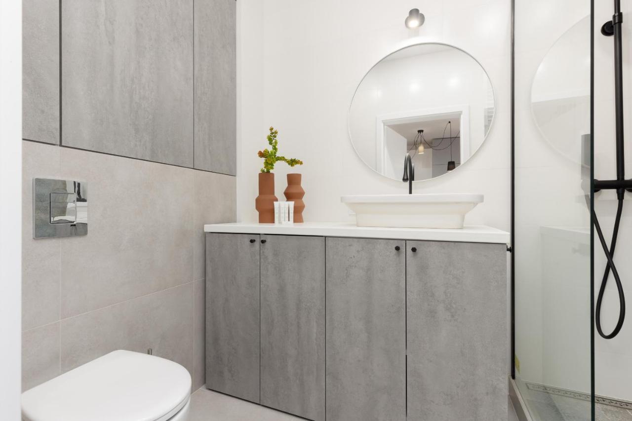 Modern Elegance With Parking & Ac, Next To Manufaktura By Renters Prestige Apartment