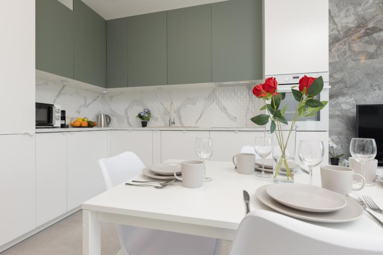 Modern Elegance With Parking & Ac, Next To Manufaktura By Renters Prestige *