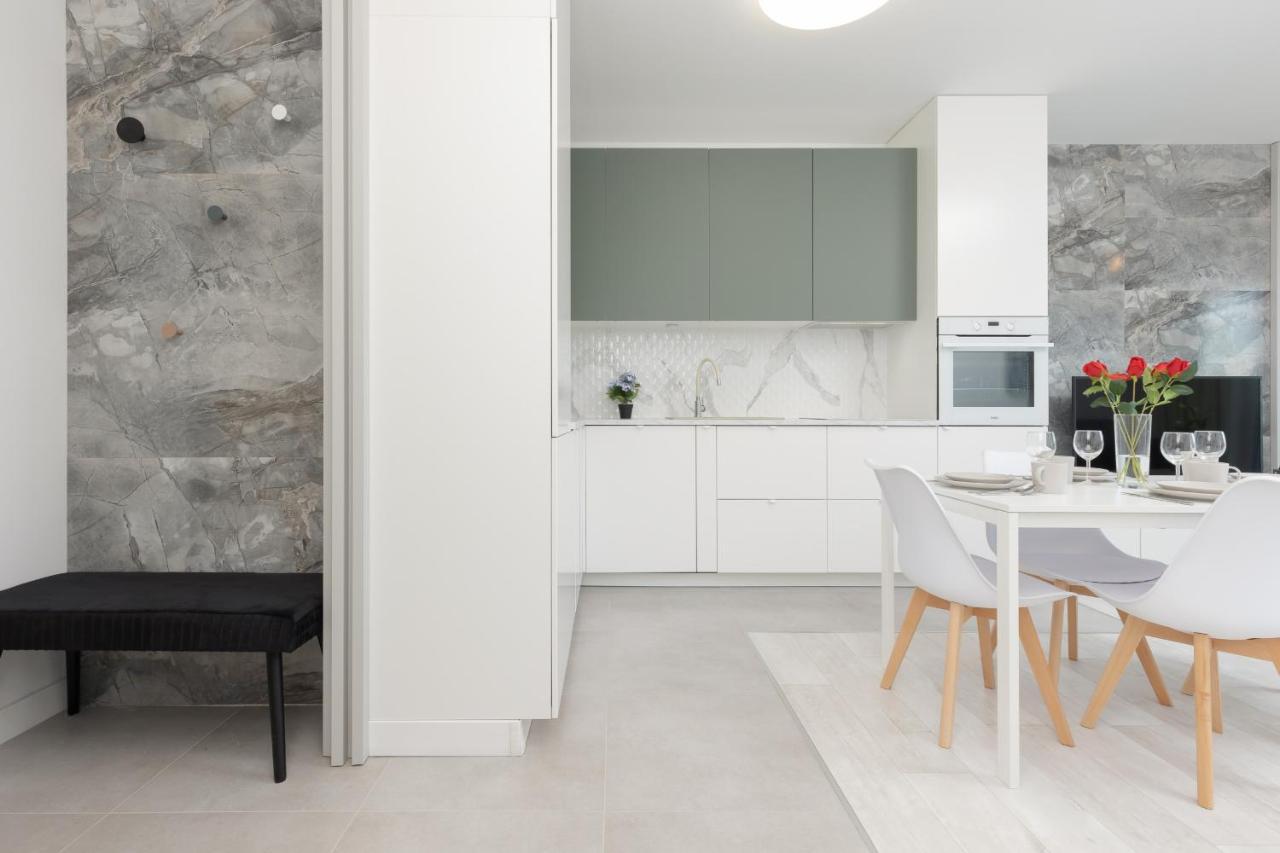 Modern Elegance With Parking & Ac, Next To Manufaktura By Renters Prestige Apartment Lodz (Lodz)